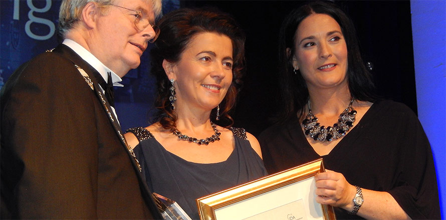 Dr. Aneta Spring receiving her award as Sensodyne Sensitive Dentist of the Year 2016 for Ulster